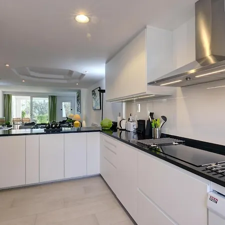 Frontline Paradise Townhouse * 에스테포나