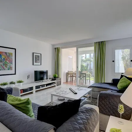 Frontline Paradise Townhouse 에스테포나