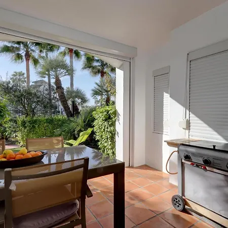 Frontline Paradise Townhouse 펜션 *