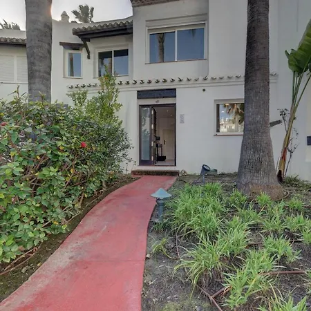 Frontline Paradise Townhouse 펜션 *