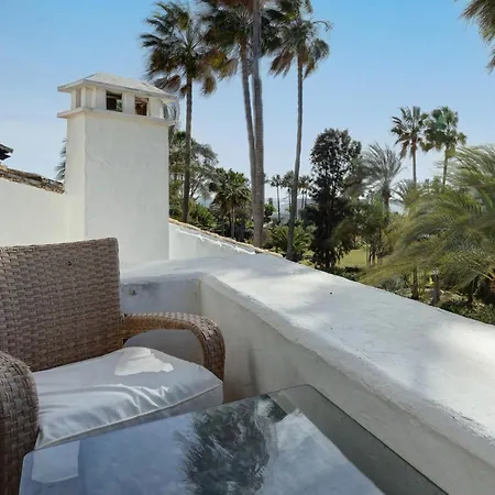 Frontline Paradise Townhouse 에스테포나