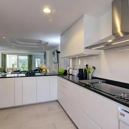 Frontline Paradise Townhouse אסטפונה