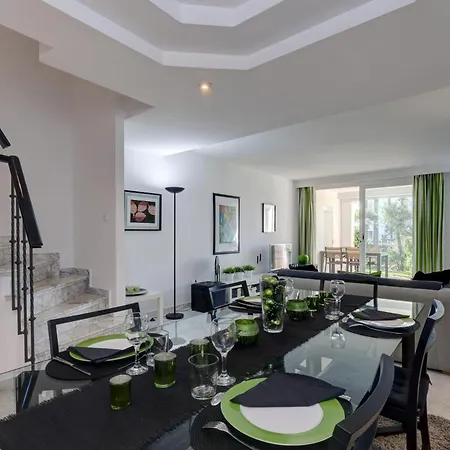 Frontline Paradise Townhouse * אסטפונה