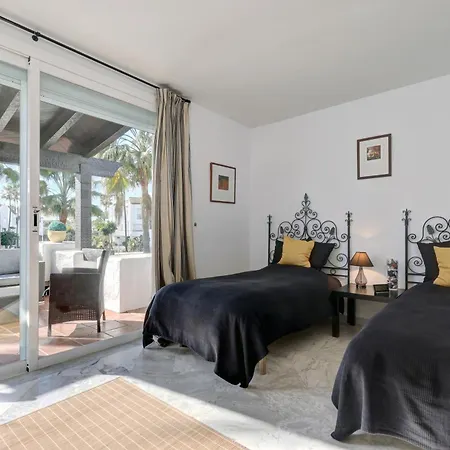 Frontline Paradise Townhouse * אסטפונה