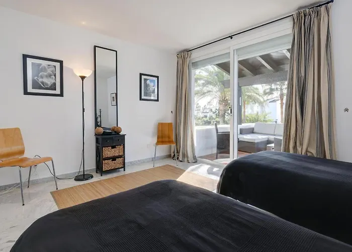 Frontline Paradise Townhouse * エステポナ