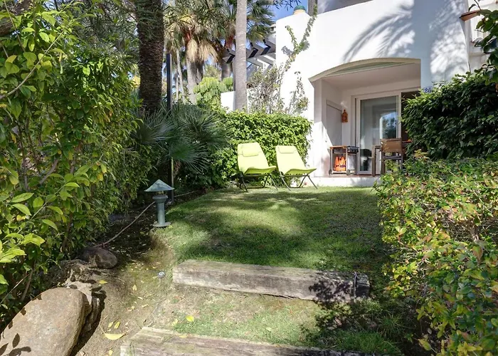 Frontline Paradise Townhouse エステポナ