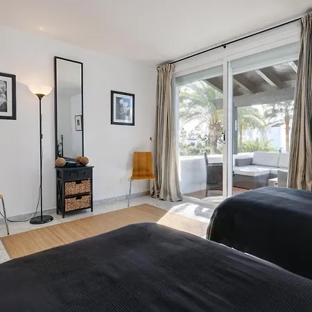 Frontline Paradise Townhouse * エステポナ