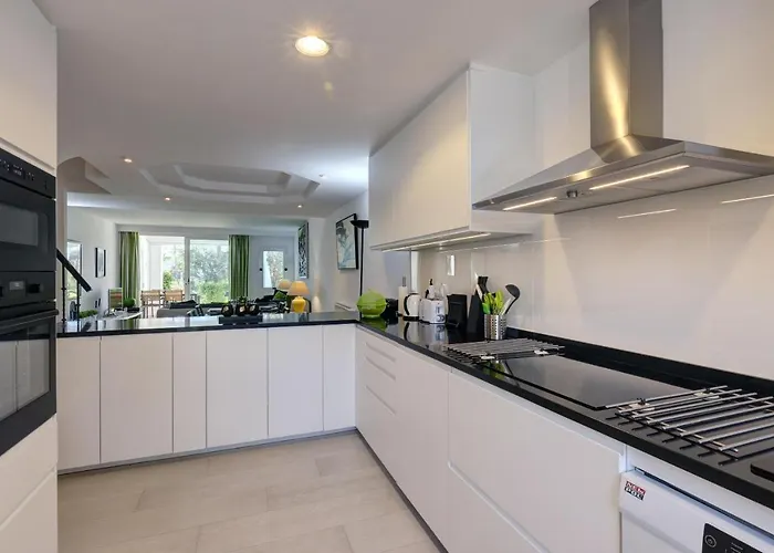 Frontline Paradise Townhouse * Εστεπόνα